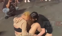 初中女生打架撕衣视频在线观看,初中女生撕衣打架事件视频曝光